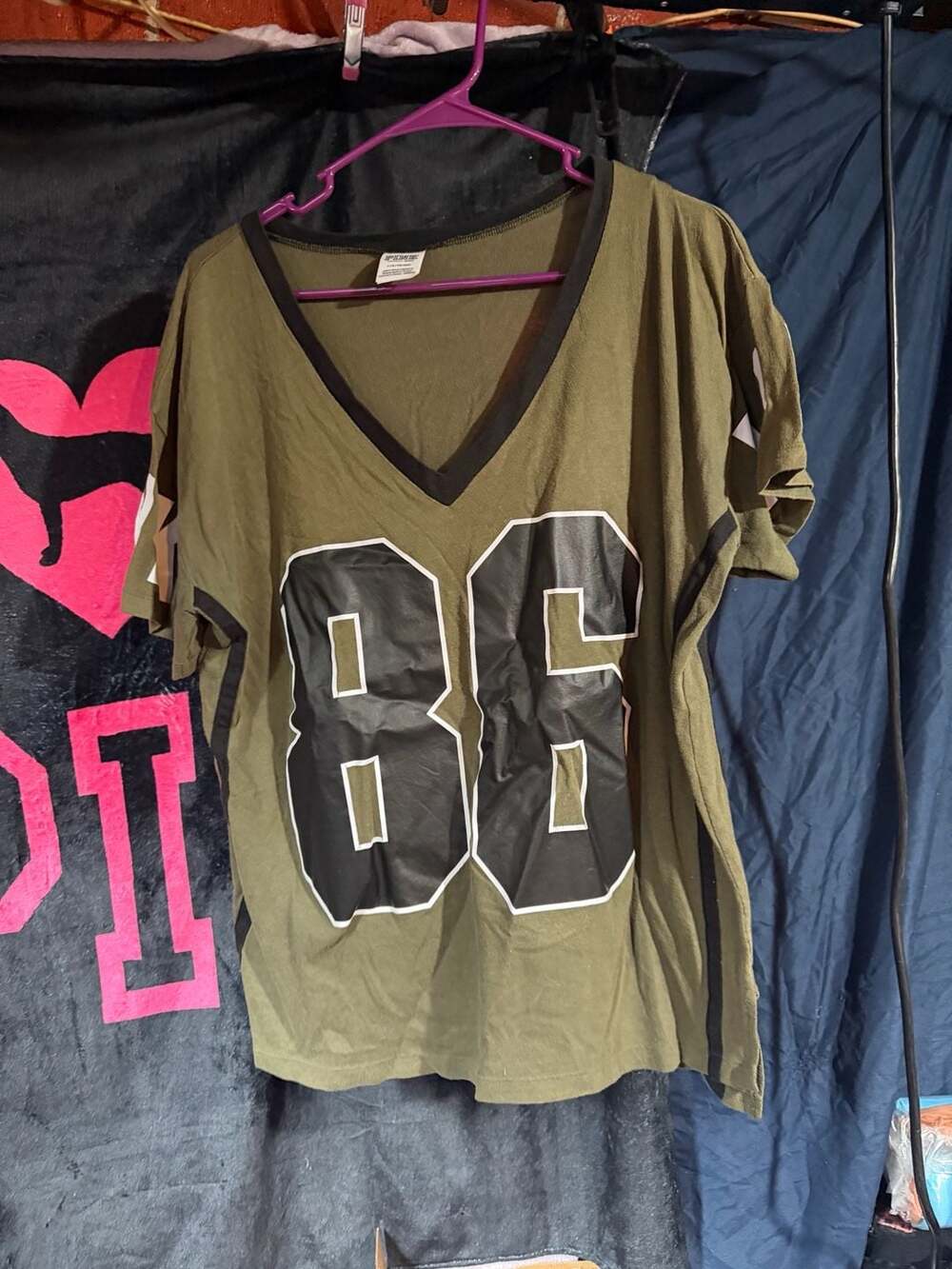 PINK Victoria's Secret Olive Green '86' Graphic V-Neck T-Shirt Size Large